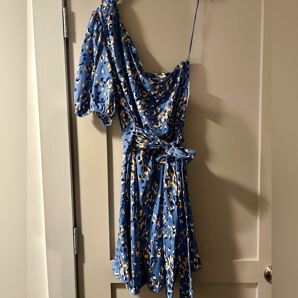 NWT Adorable one shoulder Print Dress